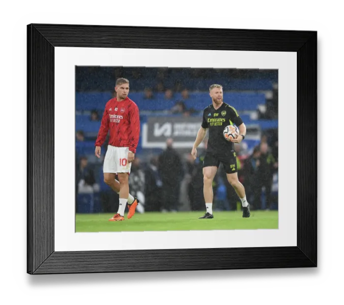 Framed Print : Arsenal's Sam Wilson: Pre-Match Preparations at Stamford Bridge (Chelsea vs Arsenal, 2023-24)