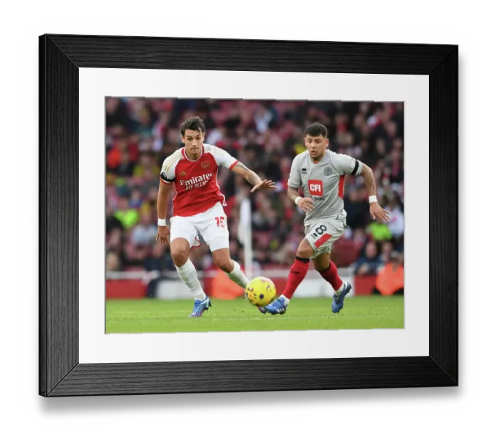 Framed Print : Arsenal vs Sheffield United: Jakub Kiwior's Intense Clash with Gustavo Hamer (2023-24)