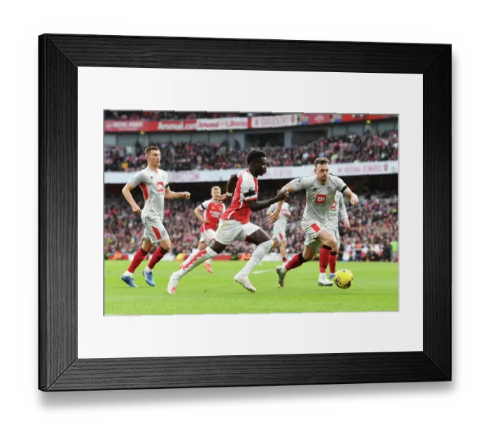 Framed Print : Arsenal vs Sheffield United: Bukayo Saka vs Jack Robinson Battle at Emirates Stadium (2023-24)