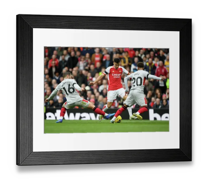 Framed Print : Arsenal's Martinelli Faces Off Against Sheffield United Defenders Framed Print : Arsenal's Martinelli Faces Off Against Sheffield United Defenders