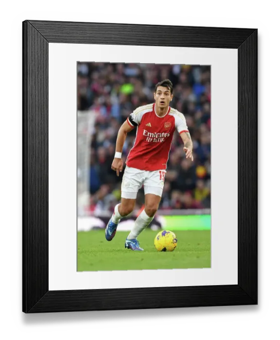Framed Print : Arsenal's Kiwior in Action: Arsenal FC vs Sheffield United, Premier League 2023-24