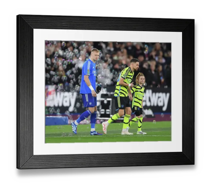 Framed Print : Jorginho and Aaron Ramsdale: Pre-Match Encounter at West Ham United vs Arsenal, Carabao Cup 2023-24
