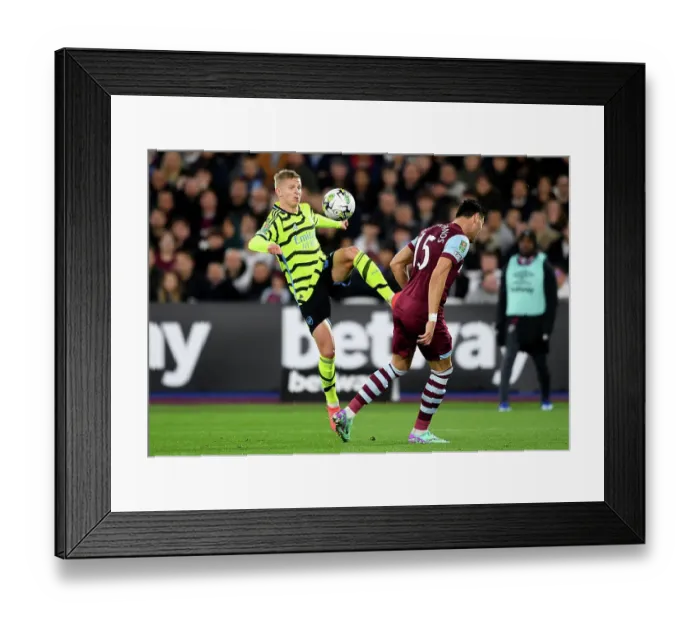 Framed Print : Arsenal's Oleksandr Zinchenko in Control at London Stadium: West Ham United vs Arsenal, Carabao Cup 2023-24