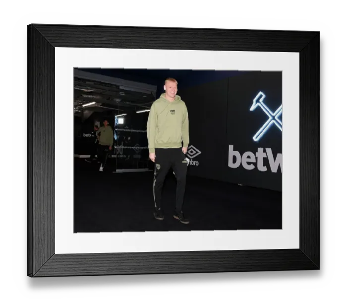 Framed Print : Arsenal's Aaron Ramsdale Arrives at London Stadium for West Ham Cup Clash (2023-24 Carabao Cup)