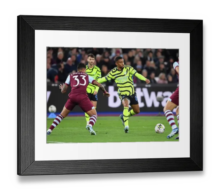 Framed Print : Reiss Nelson Faces Off Against Emerson Palmieri: West Ham United vs. Arsenal in Carabao Cup