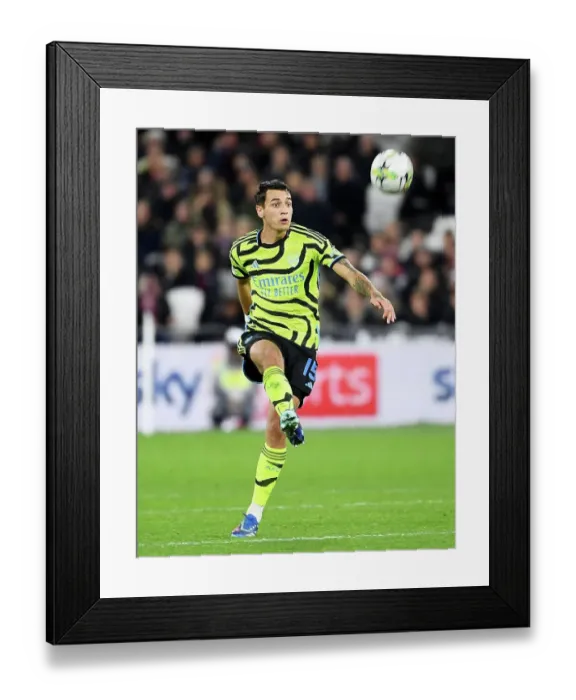 Framed Print : Arsenal's Kiwior in Control: West Ham vs Arsenal, Carabao Cup 2023-24 Framed Print : Arsenal's Kiwior in Control: West Ham vs Arsenal, Carabao Cup 2023-24