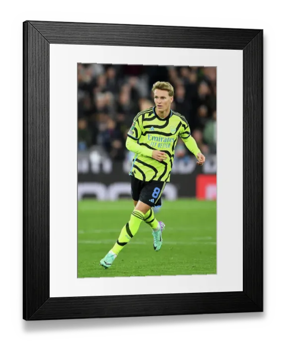 Framed Print : Martin Odegaard Focuses Intently: West Ham United vs Arsenal, Carabao Cup 2023-24
