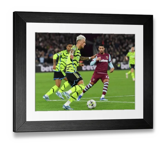 Framed Print : Arsenal's Ben White in Action: West Ham United vs Arsenal, Carabao Cup 2023-24