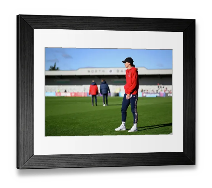 Framed Print : Arsenal FC vs Manchester City: Barclays Women's Super League Showdown at Meadow Park (2023-24) - Caitlin Foord Prepares for Battle
