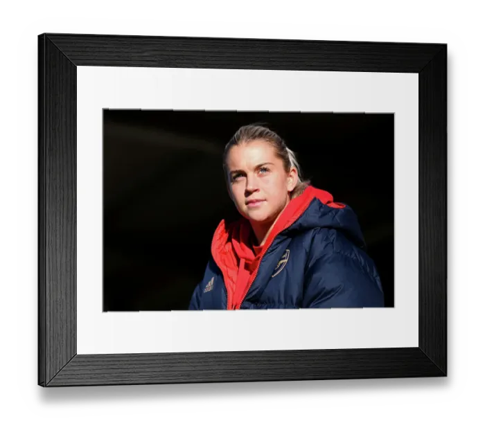 Framed Print : Alessia Russo Scouting the Pitch: Arsenal vs Manchester City (2023-24)