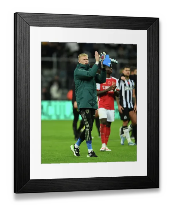 Framed Print : Arsenal's Aaron Ramsdale Celebrates with Fans after Newcastle Victory, 2023-24 Premier League