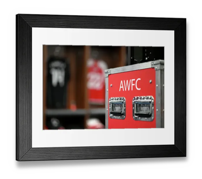 Framed Print : Arsenal's Pre-Match Focus: A Peek into Their Dressing Room before Leicester Clash (Leicester City vs Arsenal, Barclays Women's Super League, 2023-24)