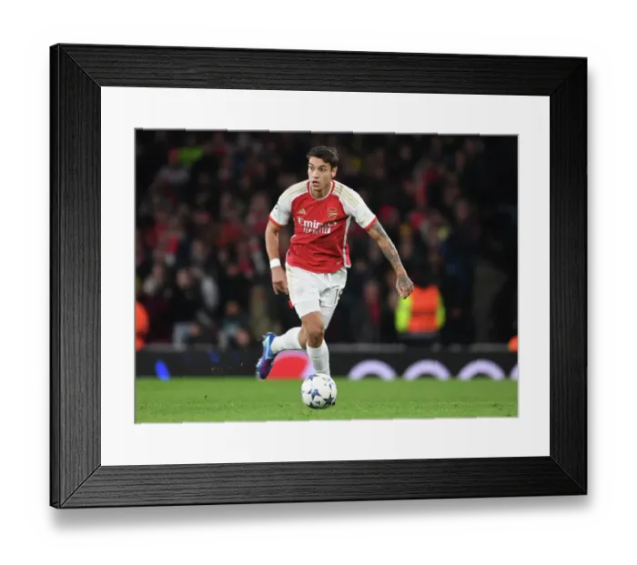 Framed Print : Arsenal's Kiwior Fights for Victory: Arsenal FC vs Sevilla FC in the 2023 / 24 UEFA Champions League Framed Print : Arsenal's Kiwior Fights for Victory: Arsenal FC vs Sevilla FC in the 2023 / 24 UEFA Champions League