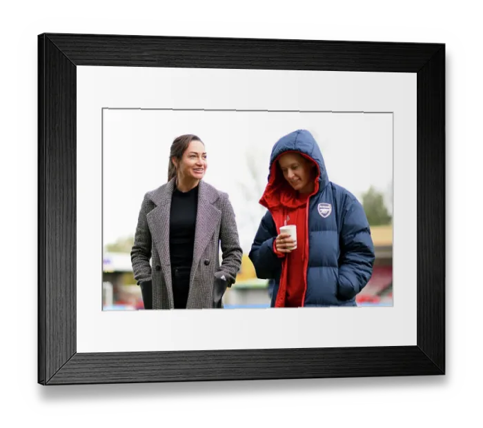 Framed Print : Arsenal Women's Team Pre-Match Discussion with Jodie Taylor at Brighton & Hove Albion (2023-24)