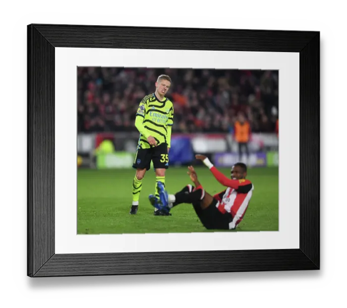 Framed Print : Arsenal's Zinchenko Shines in Brentford Showdown (2023-24 Premier League) Framed Print : Arsenal's Zinchenko Shines in Brentford Showdown (2023-24 Premier League)