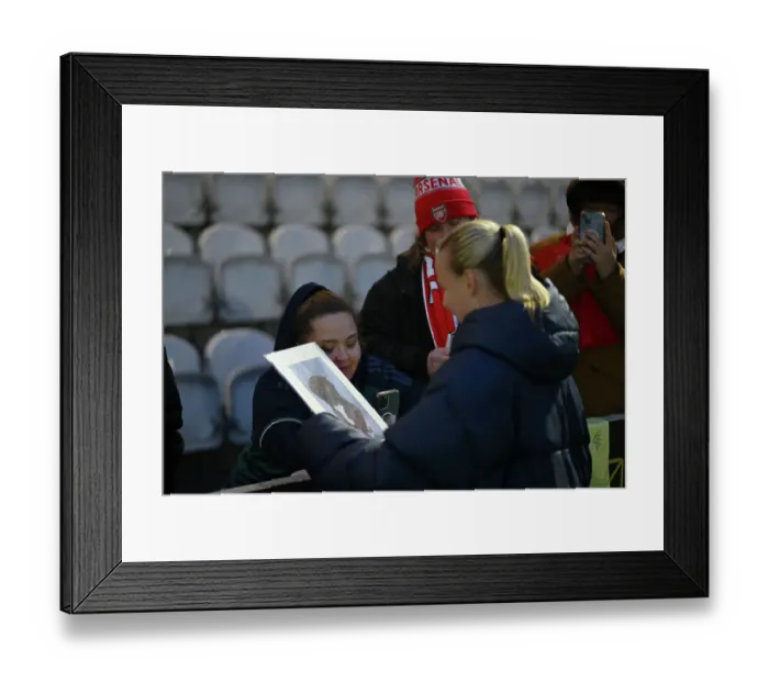 Framed Print : Beth Mead's Emotional Reunion with Her Dog after Arsenal's Triumph over West Ham United