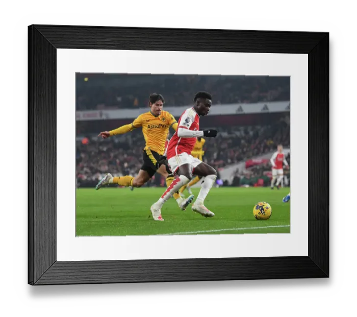 Framed Print : Arsenal's Bukayo Saka Faces Pressure from Wolves Hugo Bueno during the Arsenal v Wolverhampton Wanderers Premier League Match (2023-24)