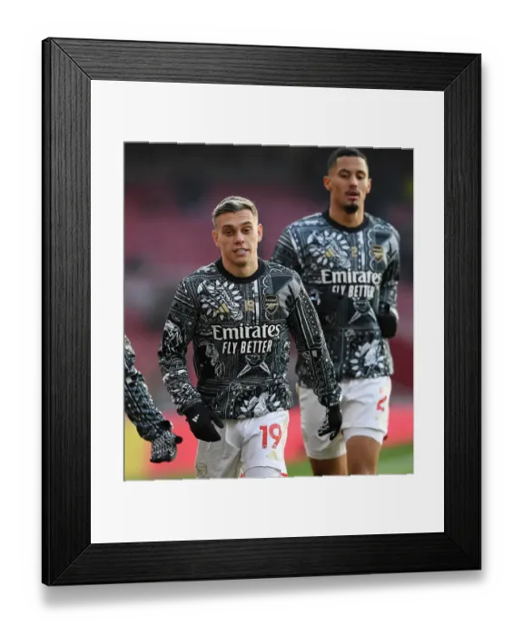 Framed Print : Arsenal FC: Pre-Match Warm-Up vs. Wolverhampton Wanderers (2023-24) - Leandro Trossard and Team