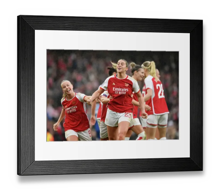 Framed Print : Alessia Russo's Penalty Secures Arsenal's Super League Win over Chelsea (2023-24)