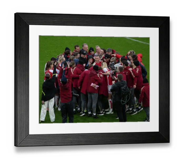 Framed Print : Arsenal Women vs Chelsea Women: Katie McCabe Leads the Huddle in Barclays WSL Clash at Emirates Stadium