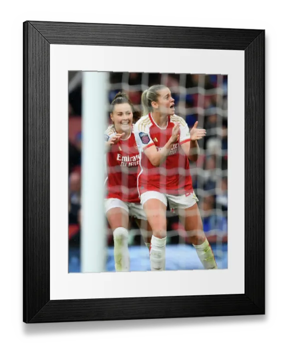 Framed Print : Alessia Russo's Dramatic Hat-Trick: Arsenal Women's Triumph Over Chelsea Women at Emirates Stadium (December 2023)