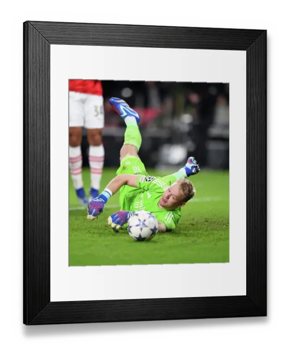 Framed Print : Champions League Group B: Aaron Ramsdale in Action for Arsenal vs PSV Eindhoven (2023-24)