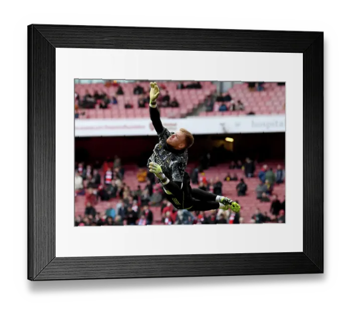 Framed Print : Arsenal's Aaron Ramsdale Prepares for Arsenal vs Brighton Showdown: Premier League Battle (December 2023)