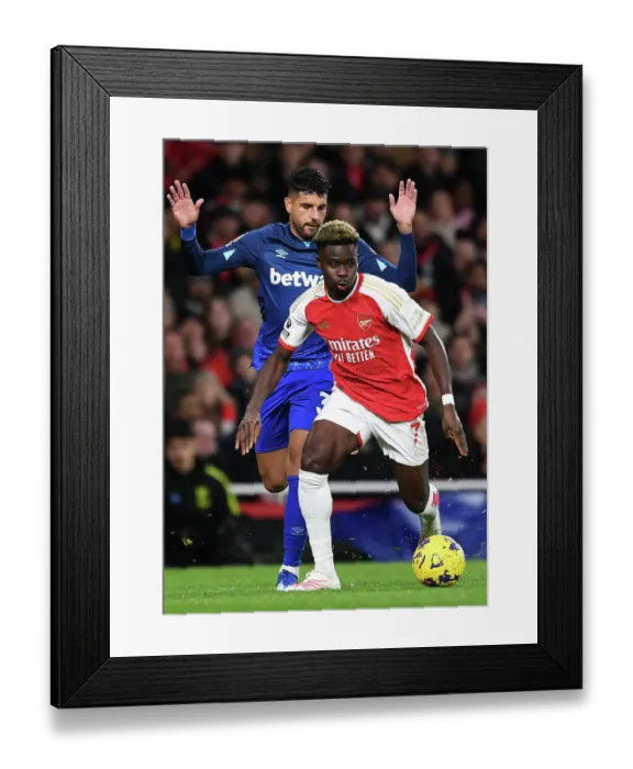 Framed Print : Arsenal's Bukayo Saka Fends Off West Ham's Emerson Palmieri in Premier League Clash (2023-24) Framed Print : Arsenal's Bukayo Saka Fends Off West Ham's Emerson Palmieri in Premier League Clash (2023-24)