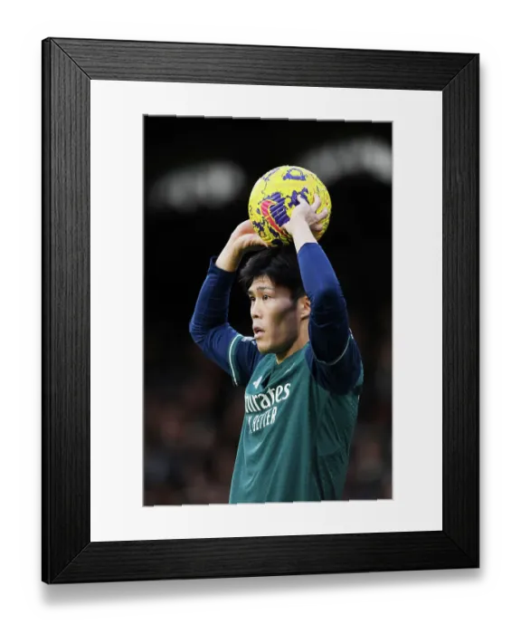 Framed Print : Arsenal's Tomiyasu Readies Throw in Fulham Clash (2023-24) Framed Print : Arsenal's Tomiyasu Readies Throw in Fulham Clash (2023-24)
