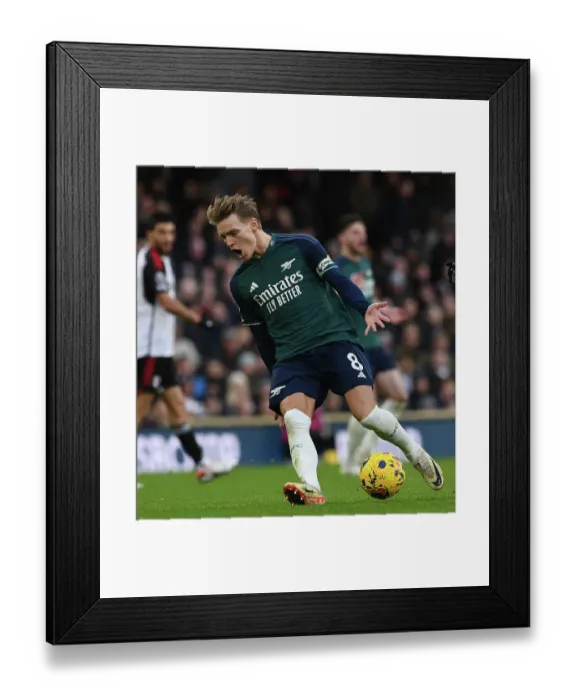 Framed Print : Arsenal's Tomiyasu in Action: Fulham vs Arsenal, 2023-24 Premier League Framed Print : Arsenal's Tomiyasu in Action: Fulham vs Arsenal, 2023-24 Premier League