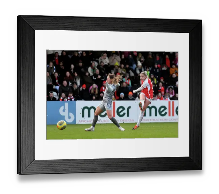 Framed Print : Alessia Russo's Brilliant Performance: Arsenal Women Overpower Everton in Barclays Super League