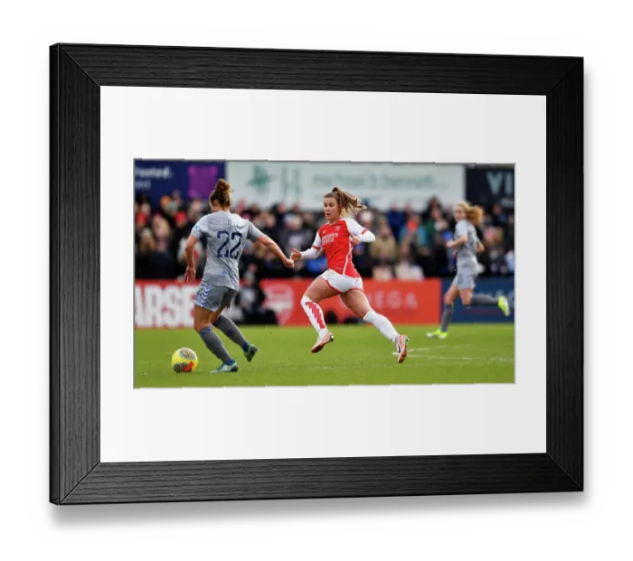 Framed Print : Arsenal Women vs Everton Women: Super League Clash at Meadow Park (2023-24)