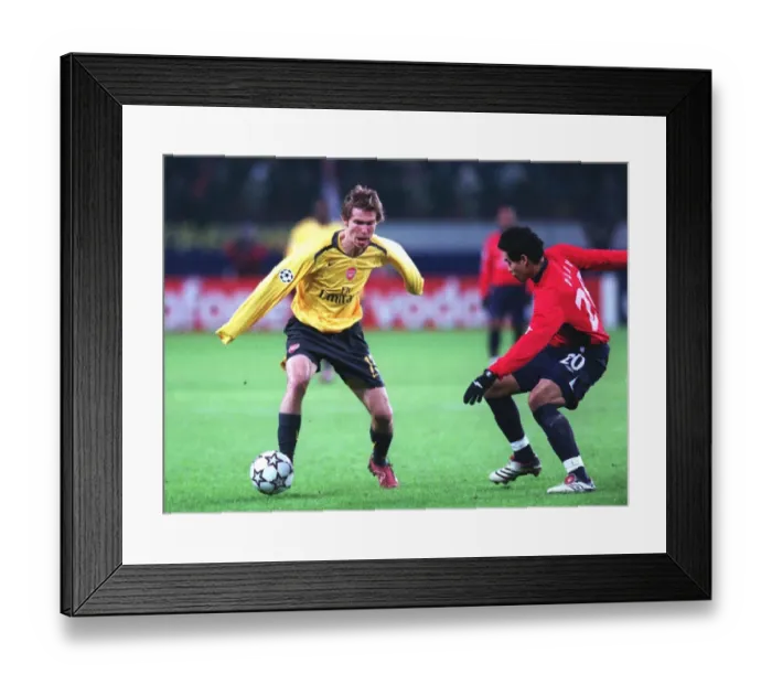 Framed Print : Alex Hleb (Arsenal) Dudu (CSKA) Framed Print : Alex Hleb (Arsenal) Dudu (CSKA)