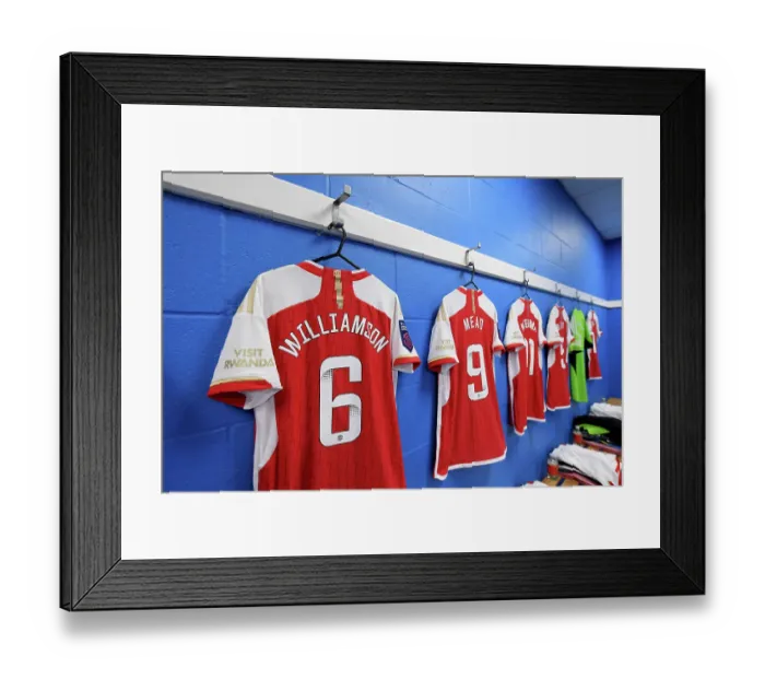 Framed Print : Arsenal Women's Pre-Match: Leah Williamson's Focused Expression in Reading's Stadium