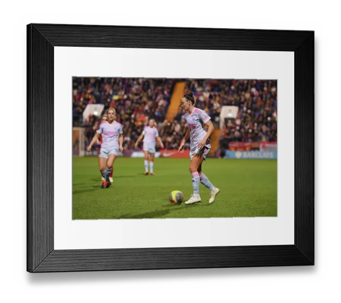 Framed Print : Arsenal's Caitlin Foord Sprints Past Liverpool Defenders in Barclays Women's Super League Clash