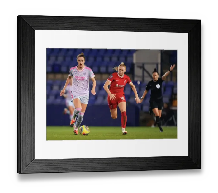 Framed Print : Arsenal's Vivianne Miedema Goes Head-to-Head with Liverpool in Women's Super League Showdown