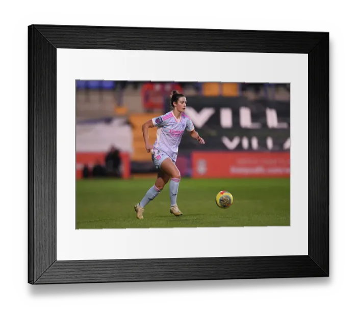 Framed Print : Arsenal's Emily Fox Sprints Past Liverpool in Barclays Women's Super League Clash