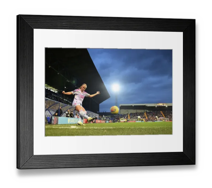 Framed Print : Arsenal's Beth Mead Takes a Corner-Kick Against Liverpool in Women's Super League Clash
