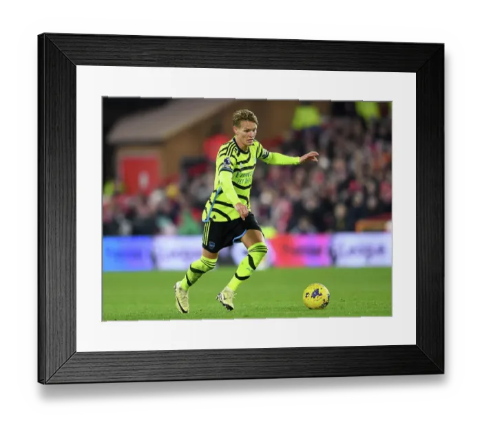 Framed Print : Nottingham Forest v Arsenal FC - Premier League