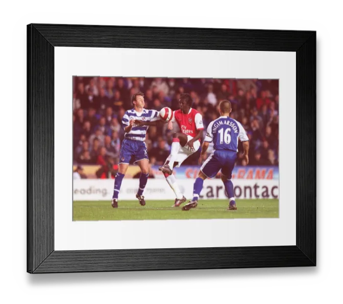 Framed Print : Emmanuel Adebayor (Arsenal) Nicky Shorey and Ivar Ingimarsson (Reading)