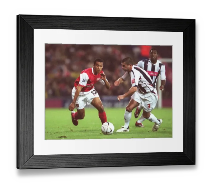 Framed Print : Theo Walcott (Arsenal) Paul Robinson (WBA)