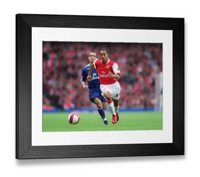 Framed Print : Theo Walcott (Arsenal) Leon Osman (Everton) Framed Print : Theo Walcott (Arsenal) Leon Osman (Everton)
