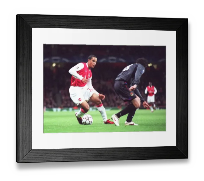 Framed Print : Theo Walcott (Arsenal) Yuri Zhirkov (CSKA) Framed Print : Theo Walcott (Arsenal) Yuri Zhirkov (CSKA)