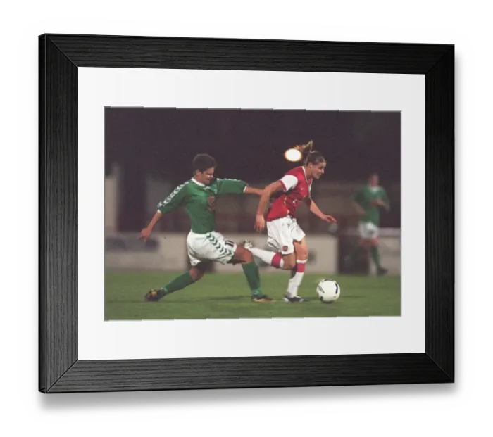Framed Print : Kelly Smith beats Gudlaug Jonsdottir