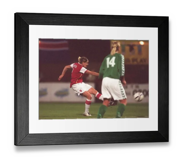 Framed Print : Kelly Smith scores Arsenals 2nd goal Framed Print : Kelly Smith scores Arsenals 2nd goal