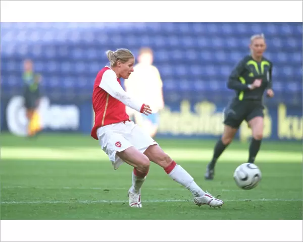 Kelly Smith (Arsenal) scores Arsenals and her 2nd goal