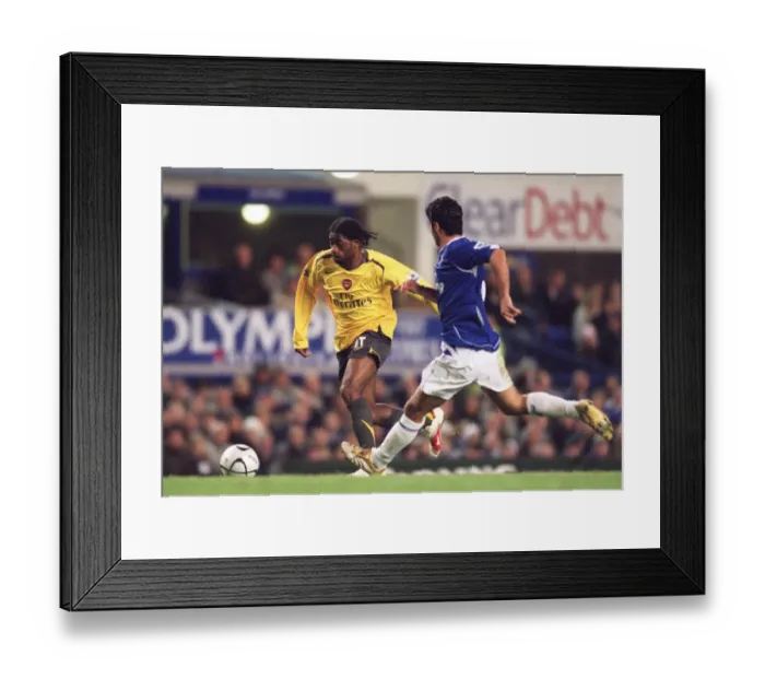Framed Print : Alex Song (Arsenal) Mikel Arteta (Everton)