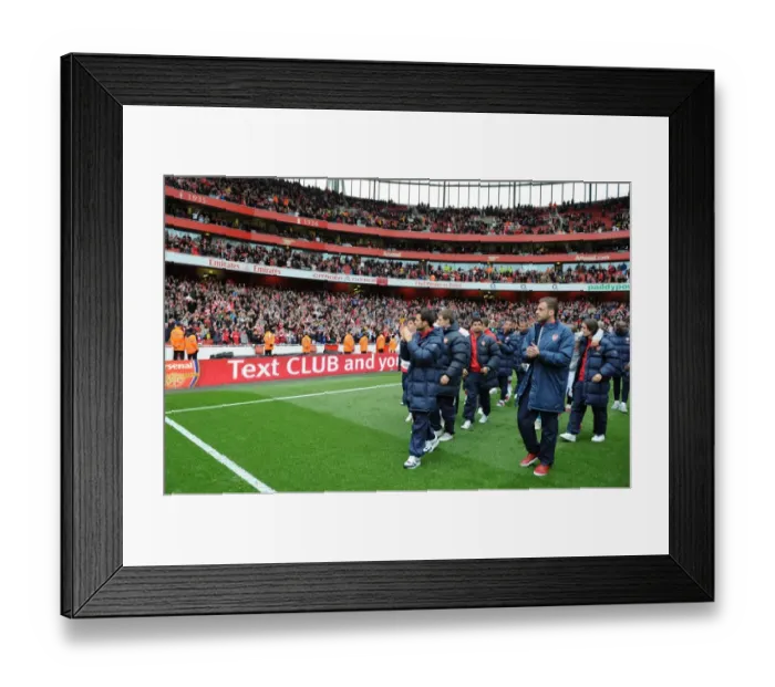 Framed Print : The Arsenal squad wave to the fans after the match. Arsenal 4: 0 Fulham