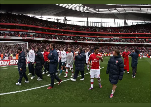 The Arsenal team clap the fans at the end of the match. Arsenal 4: 0 Fulham