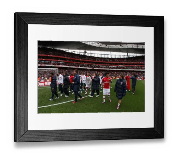 Framed Print : The Arsenal team clap the fans at the end of the match. Arsenal 4: 0 Fulham